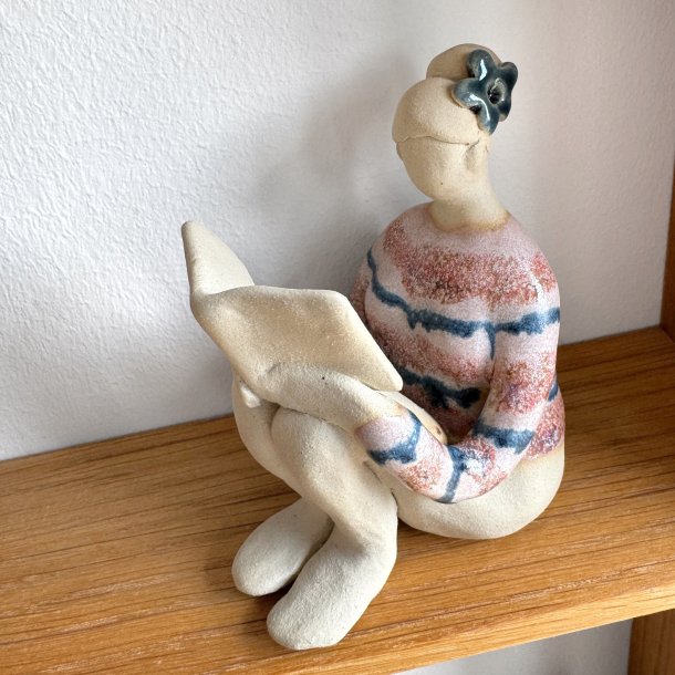 Siddende kvinde med bog - keramik figur - rosa