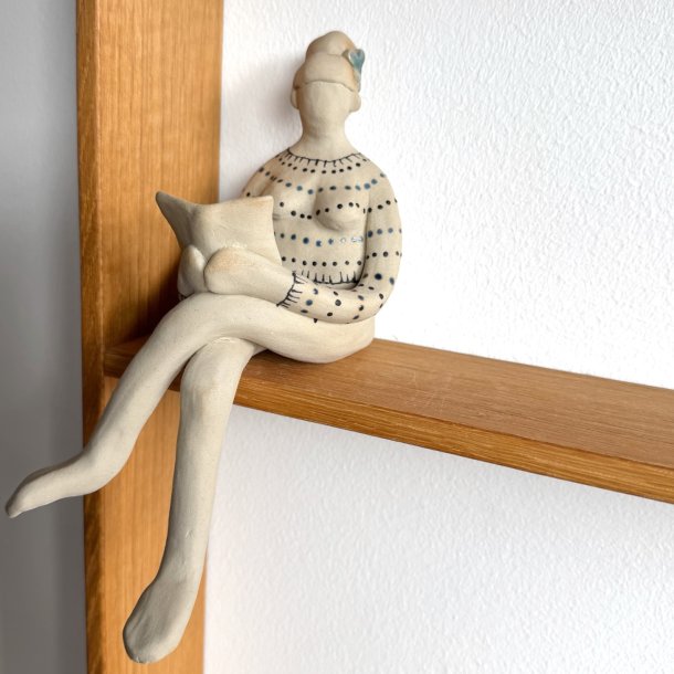 Kvinden der l�ser - blomst i h�r