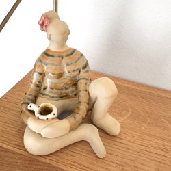 Stille stund - kvinde med kop - Gylden 