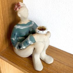 Siddende kvinde med bog - keramik figur - bl�gr�n