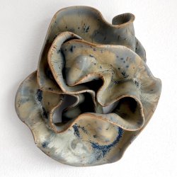 Stoflighed - Keramik relief - Gr�bl� - 2. sort.